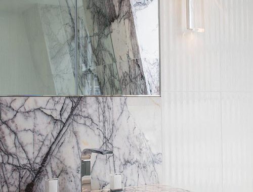 Klassieke badkamer met dramatische look