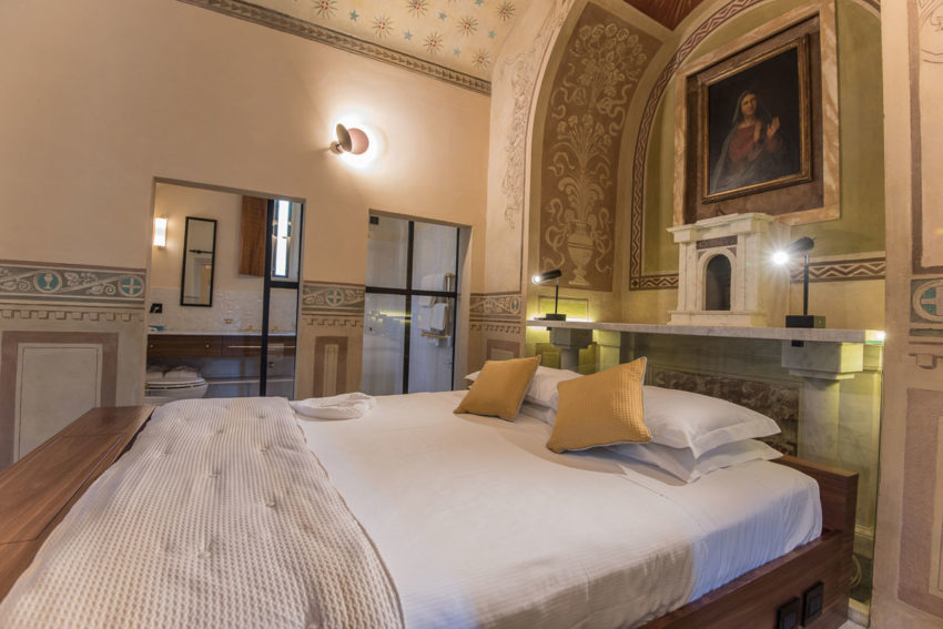 Klassieke badkamer van een voormalige kerk