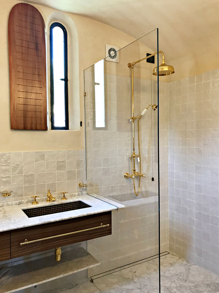 Klassieke badkamer van een voormalige kerk