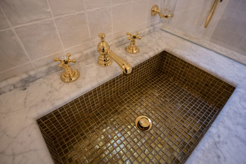 Klassieke badkamer van een voormalige kerk