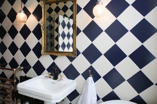 Klassieke badkamer met zwart witte tegels