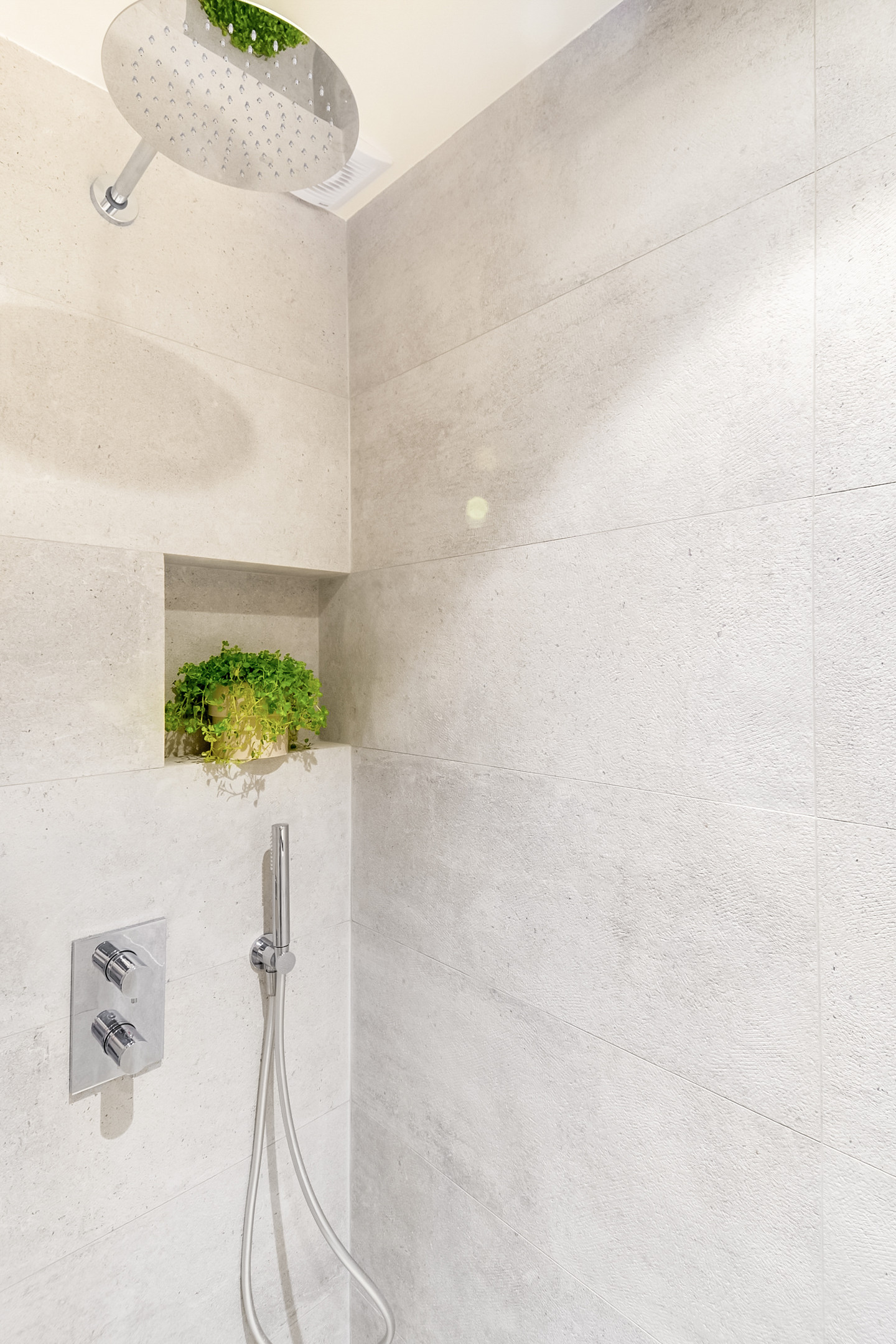 Deze kleine badkamer van 2,5m2 is leuk en praktisch ingericht!