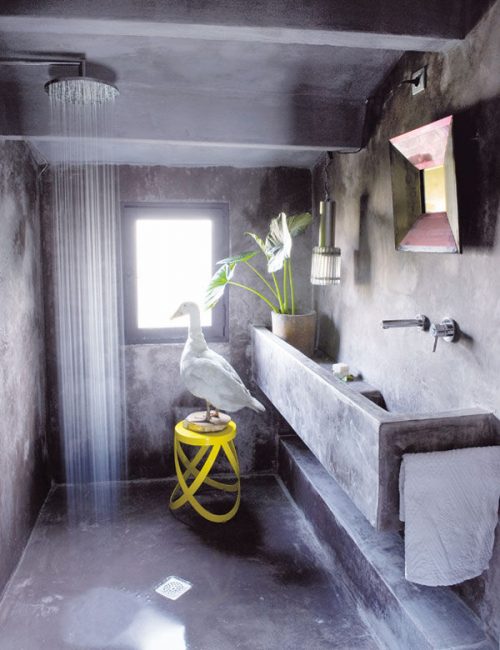 Kleine badkamer met betonstuc