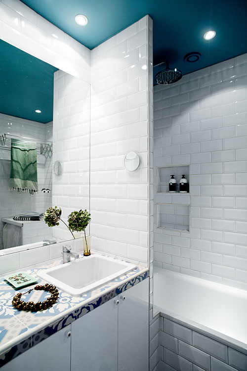 Kleine badkamer met blauwe tinten
