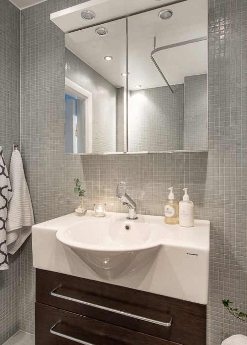 Kleine badkamer met grijze mozaïektegels