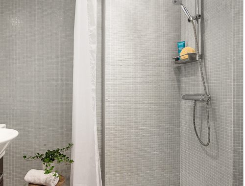 Kleine badkamer met grijze mozaïektegels