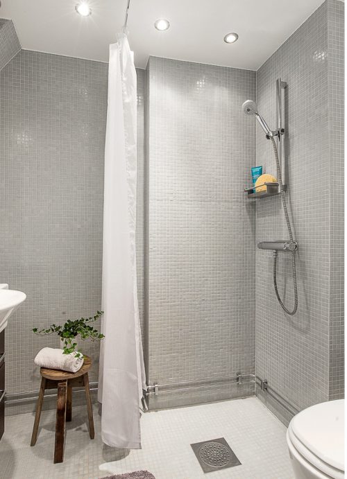 Kleine badkamer met grijze mozaïektegels