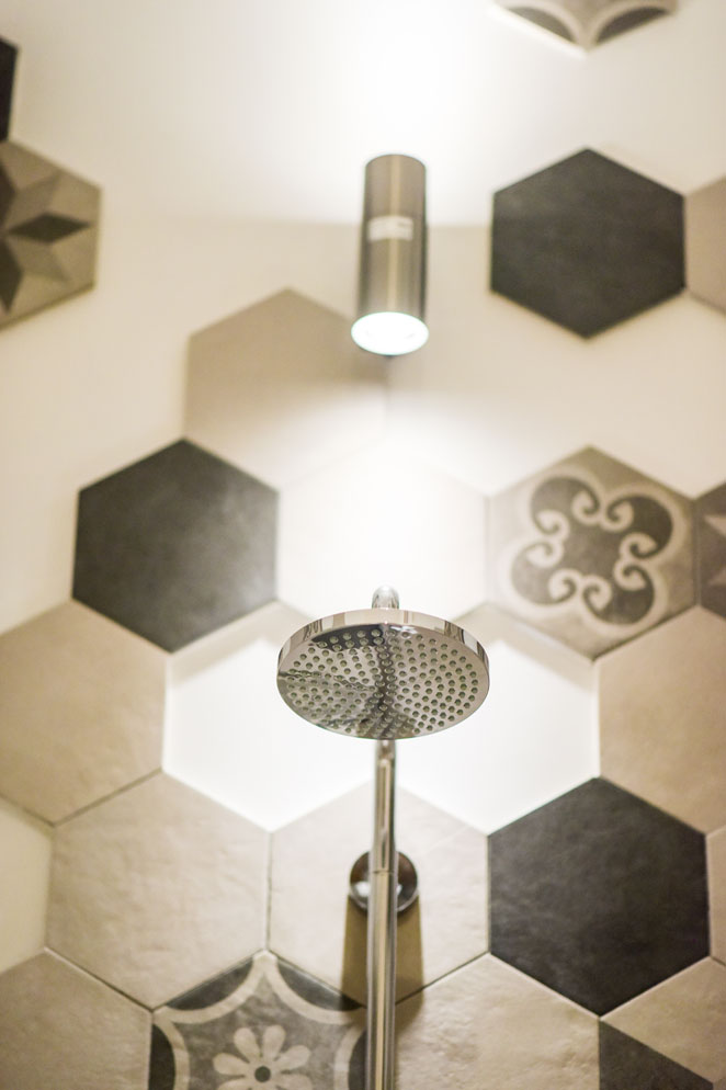 Kleine badkamer met leuke hexagon tegels