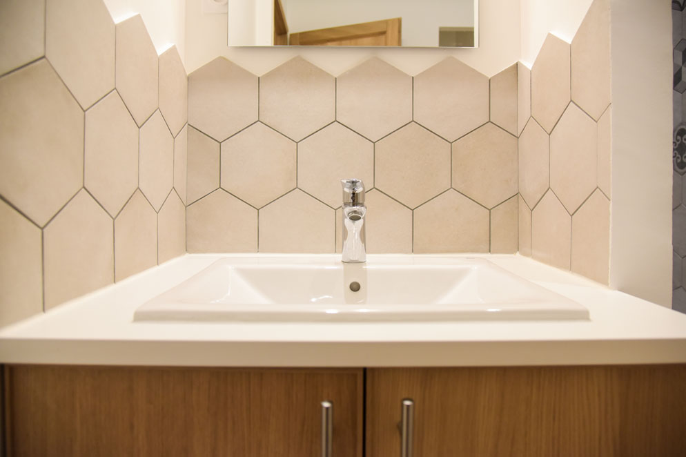 Kleine badkamer met leuke hexagon tegels