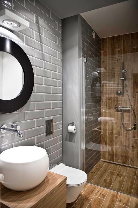 kleine-badkamer-met-combinatie-van-houtlook-tegels-en-grijze-metrotegels