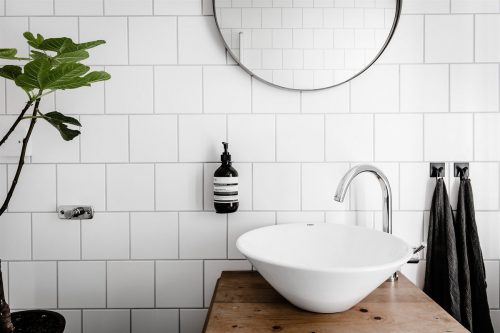 Kleine badkamer met inklapbare douchewanden