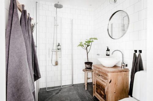 Kleine badkamer met inklapbare douchewanden