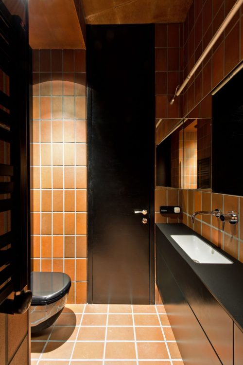 Kleine badkamer met een rauwe industriële look
