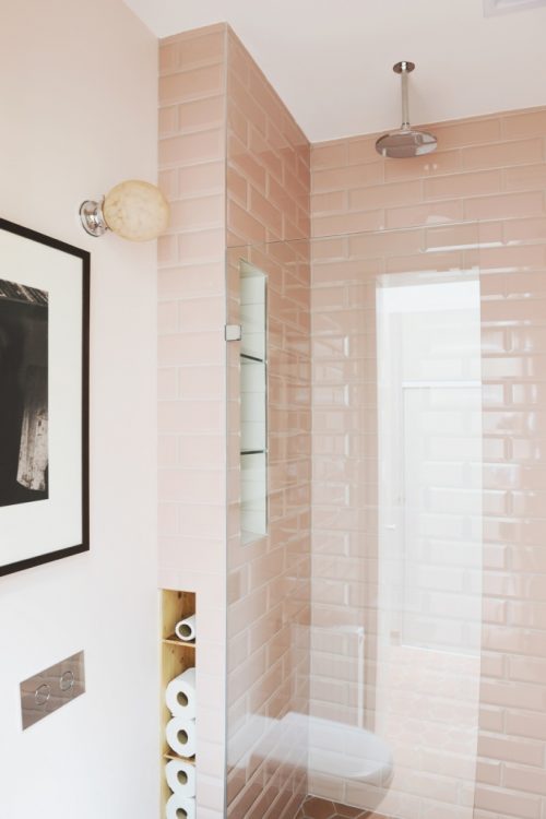 Kleine badkamer met roze tegels