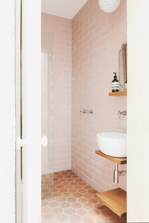 Kleine badkamer met roze tegels