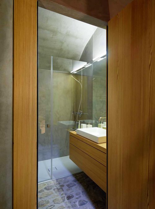 Kleine badkamer van stenen huis uit Zwitserland