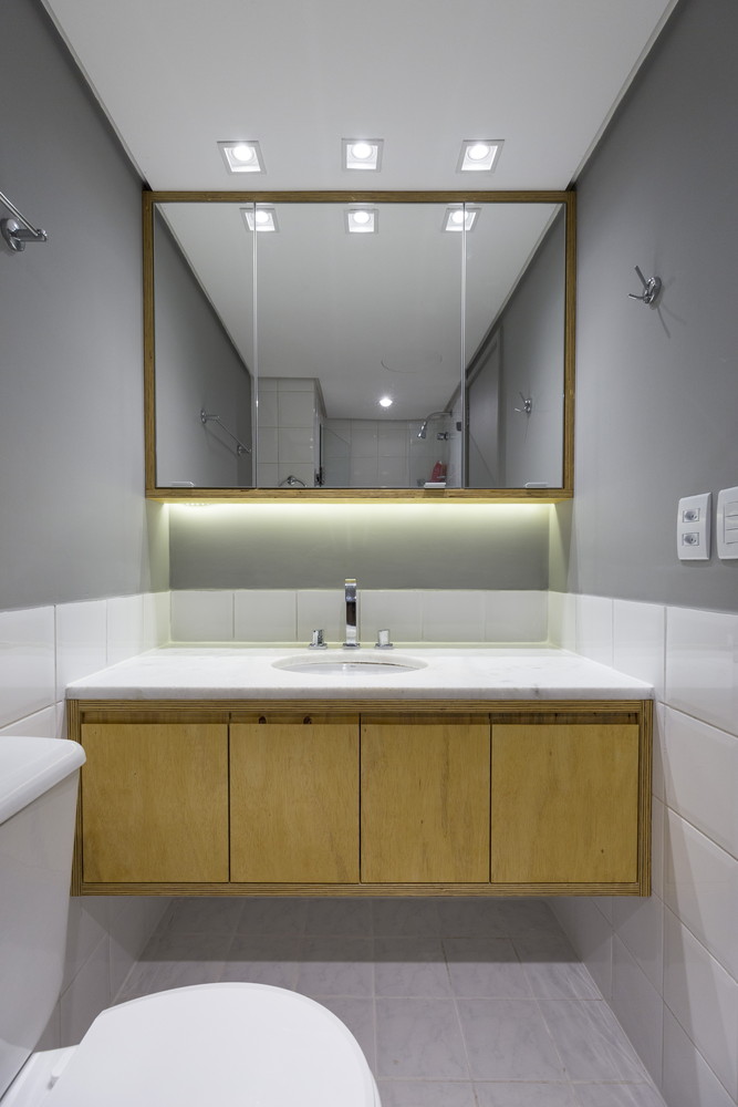 Deze kleine badkamer heeft een stoere underlayment meubel