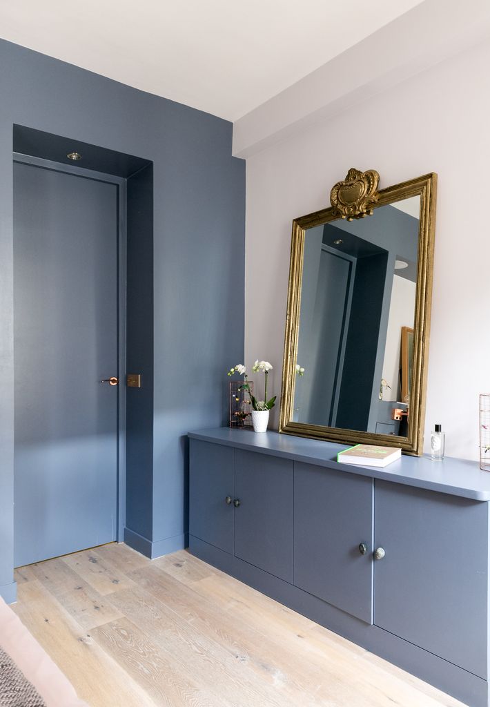 Kleine badkamer met zacht roze en marmer