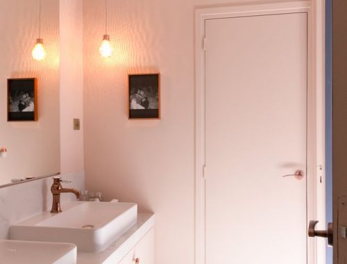 Kleine badkamer met zacht roze en marmer