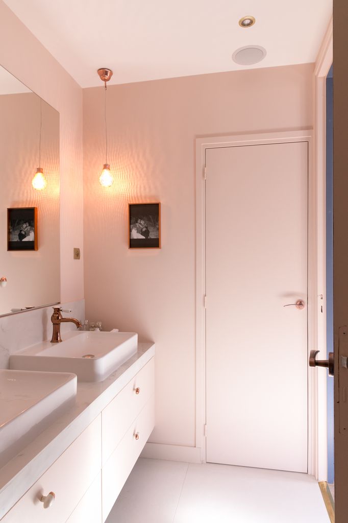 Kleine badkamer met zacht roze en marmer