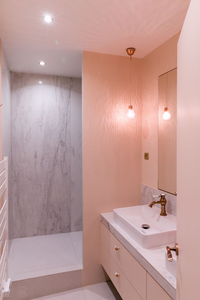 Kleine badkamer met zacht roze en marmer