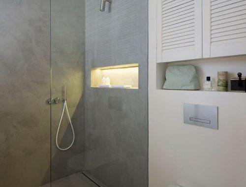Kleine betonstuc badkamer door Ardesia Design