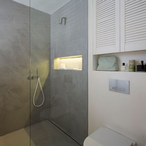 Kleine betonstuc badkamer door Ardesia Design