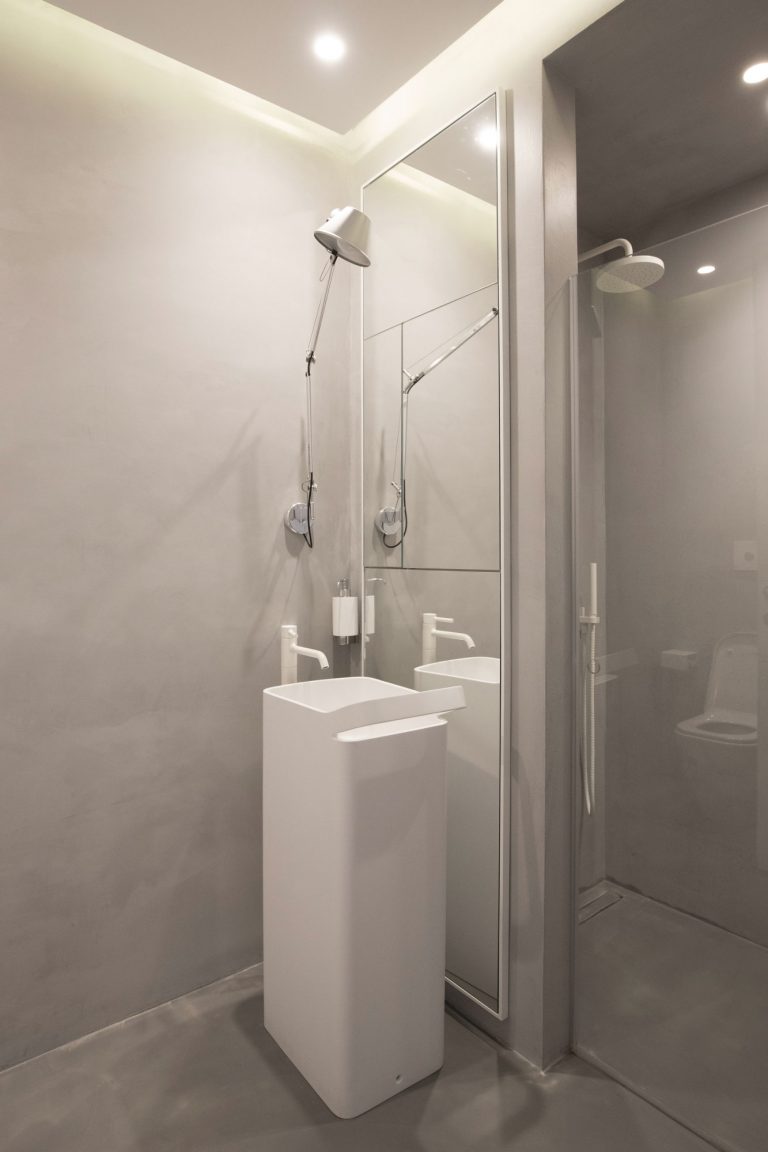 kleine-betonstuc-badkamer-met-wit-sanitair-2