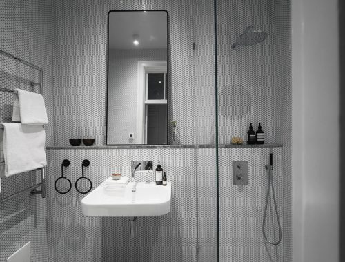 Kleine designbadkamer met kleine witte hexagon tegeltjes