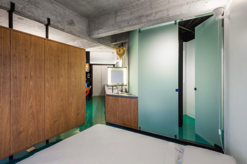 Kleine loft badkamer met groene vloer