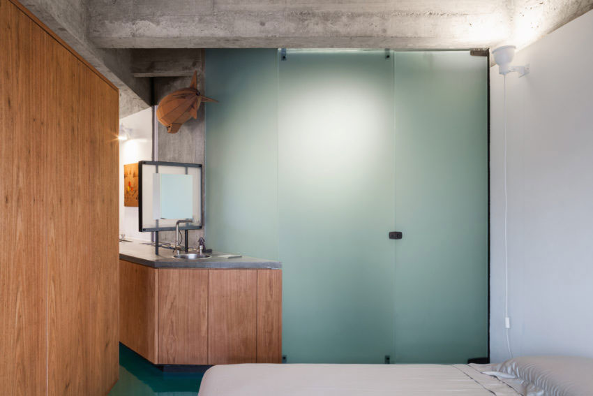 Kleine loft badkamer met groene vloer