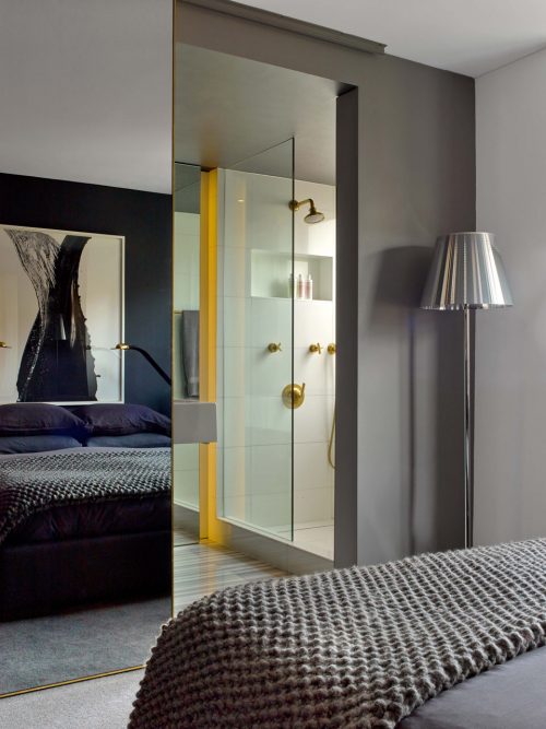 Kleine luxe badkamer geinspireerd op de stijl van Tom Ford