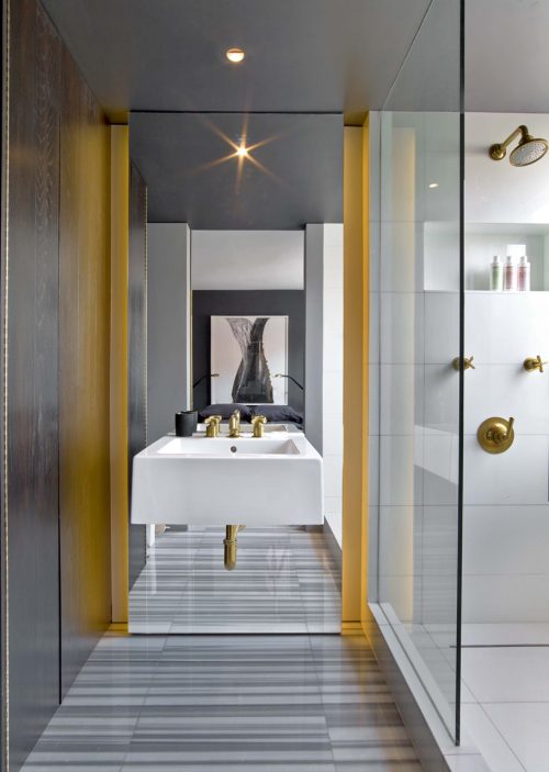 Kleine luxe badkamer geinspireerd op de stijl van Tom Ford