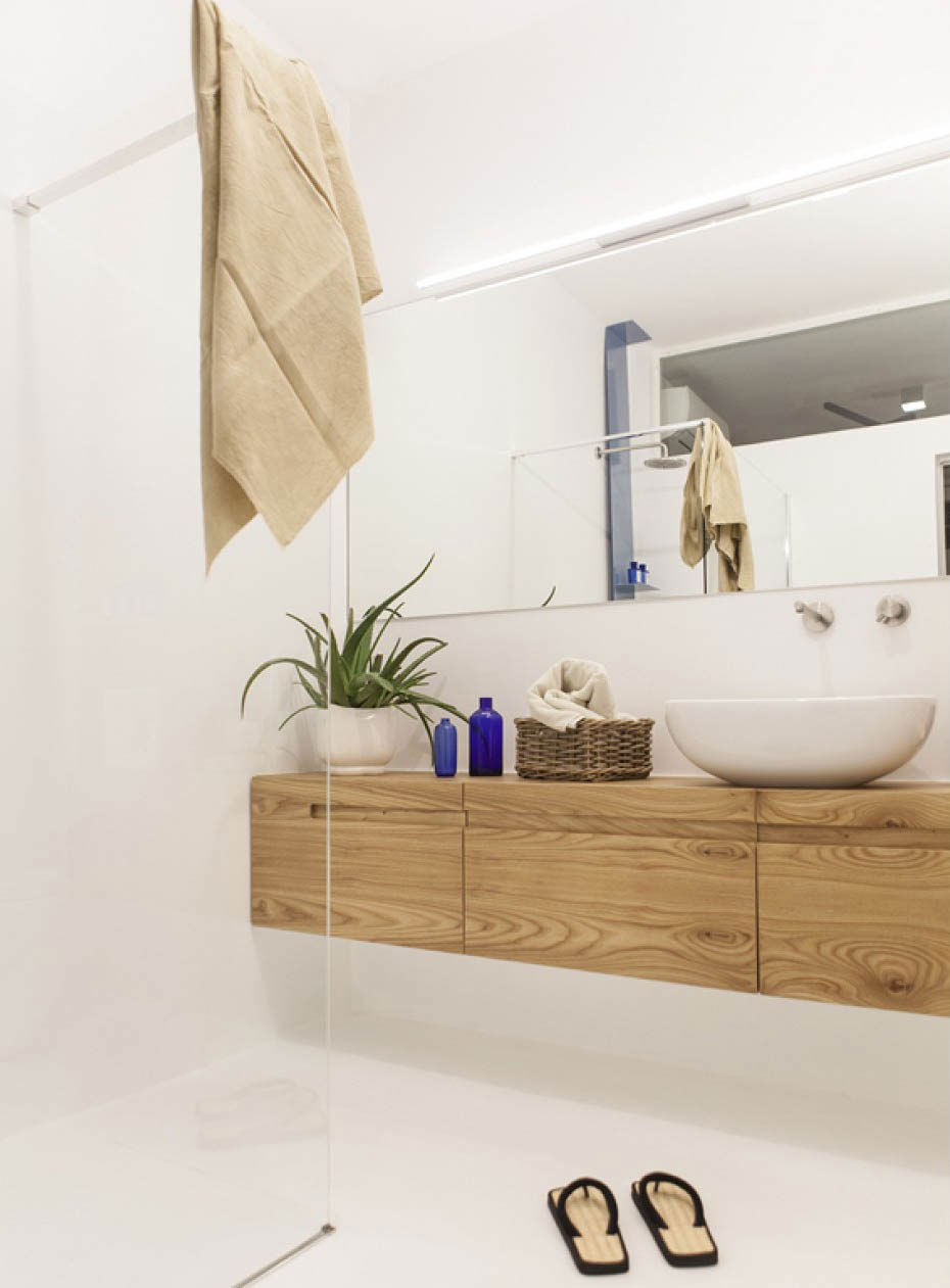 Kleine minimalistisch witte badkamer