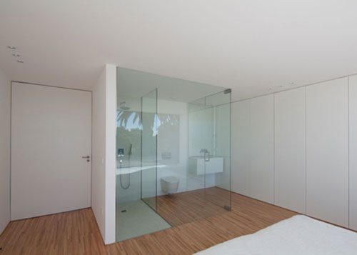 Kleine open badkamer in slaapkamer