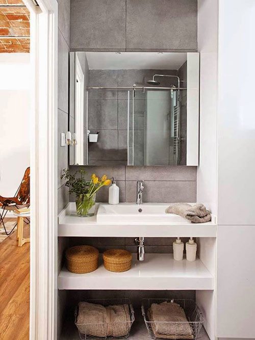 Kleine praktisch ingerichte badkamer uit Barcelona
