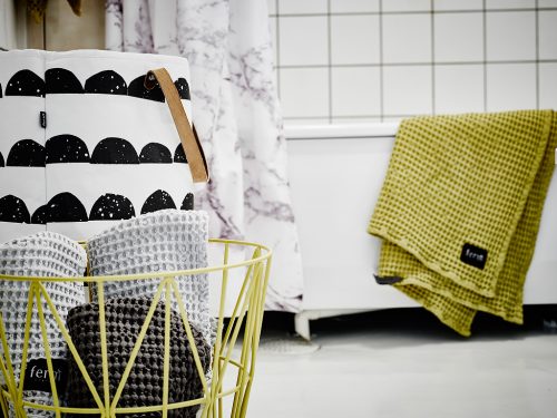 Lichte simplistische kleine badkamer