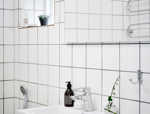 Lichte simplistische kleine badkamer