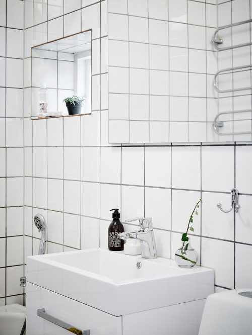 Lichte simplistische kleine badkamer