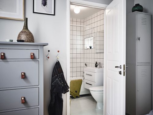 Lichte simplistische kleine badkamer