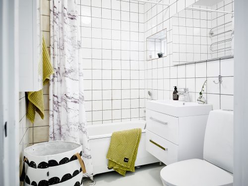 Lichte simplistische kleine badkamer