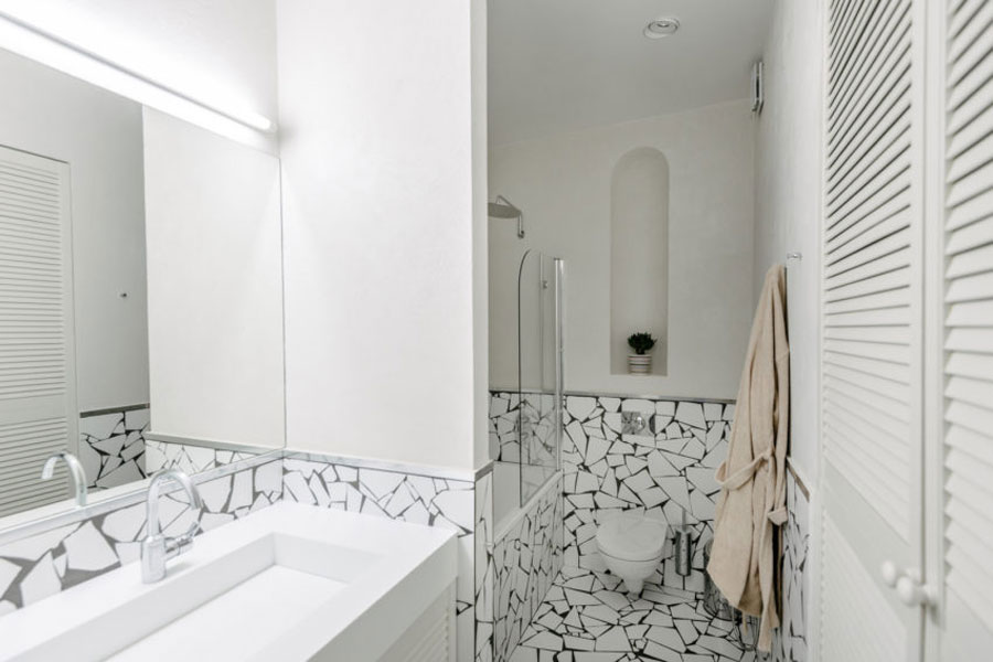 Kleine witte badkamer met mozaïekstenen 