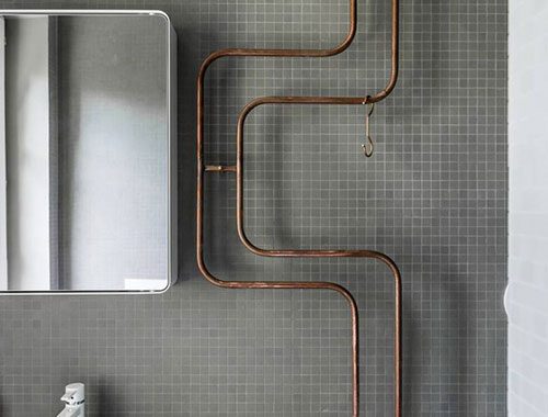 Koperen leidingen in badkamer ontwerp