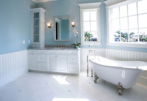 Landelijke badkamer met babyblauwe muur
