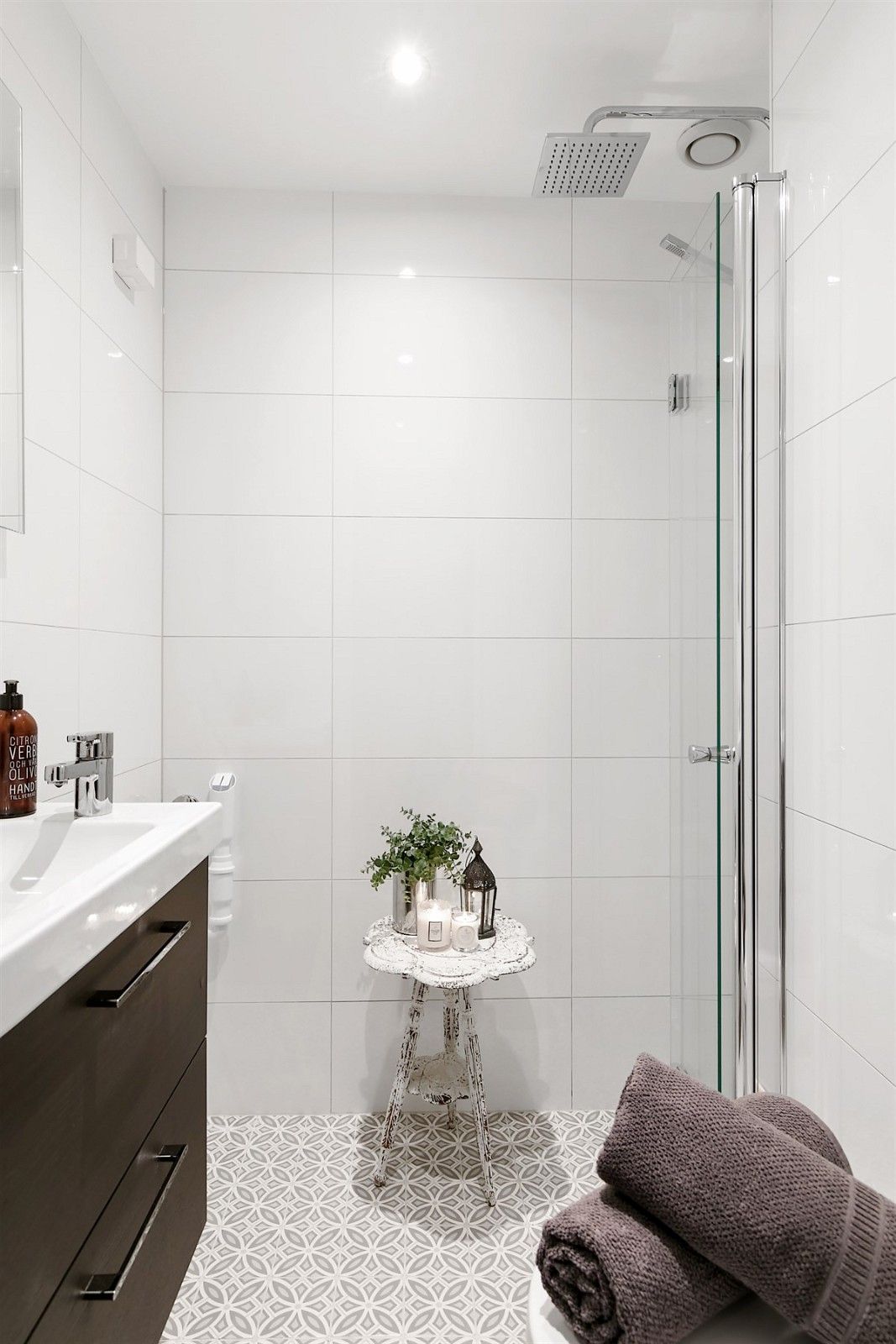 Leuk en praktisch ingerichte kleine badkamer van nog geen 4m2