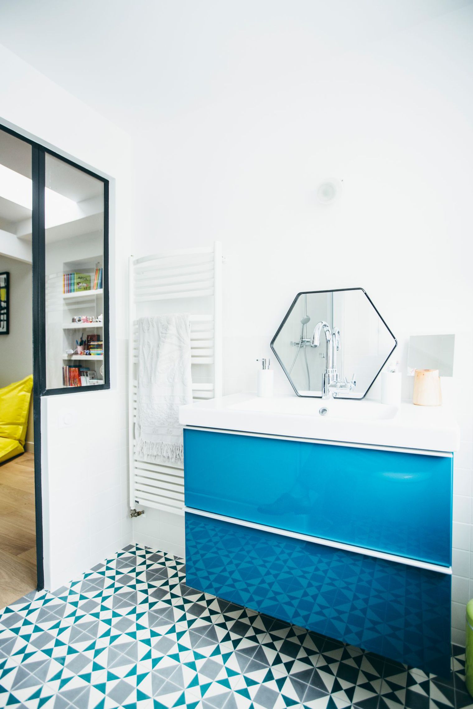 Leuke badkamer en suite met blauwtinten