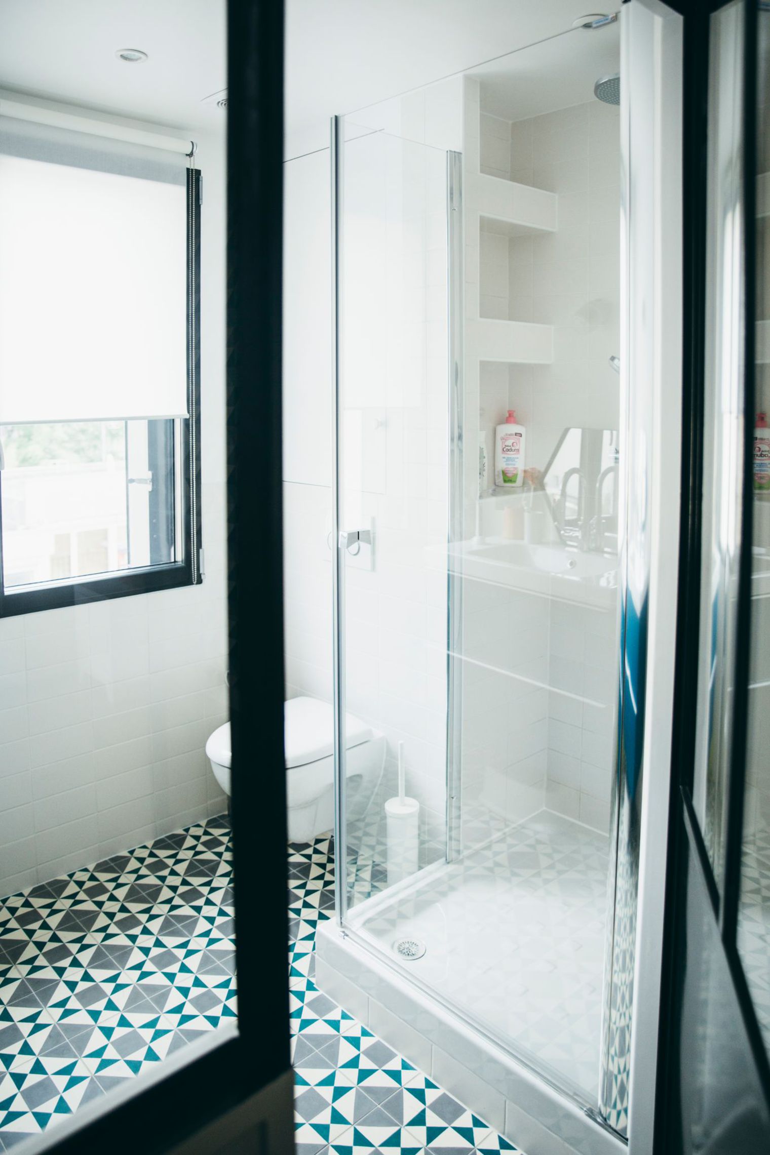 Leuke badkamer en suite met blauwtinten