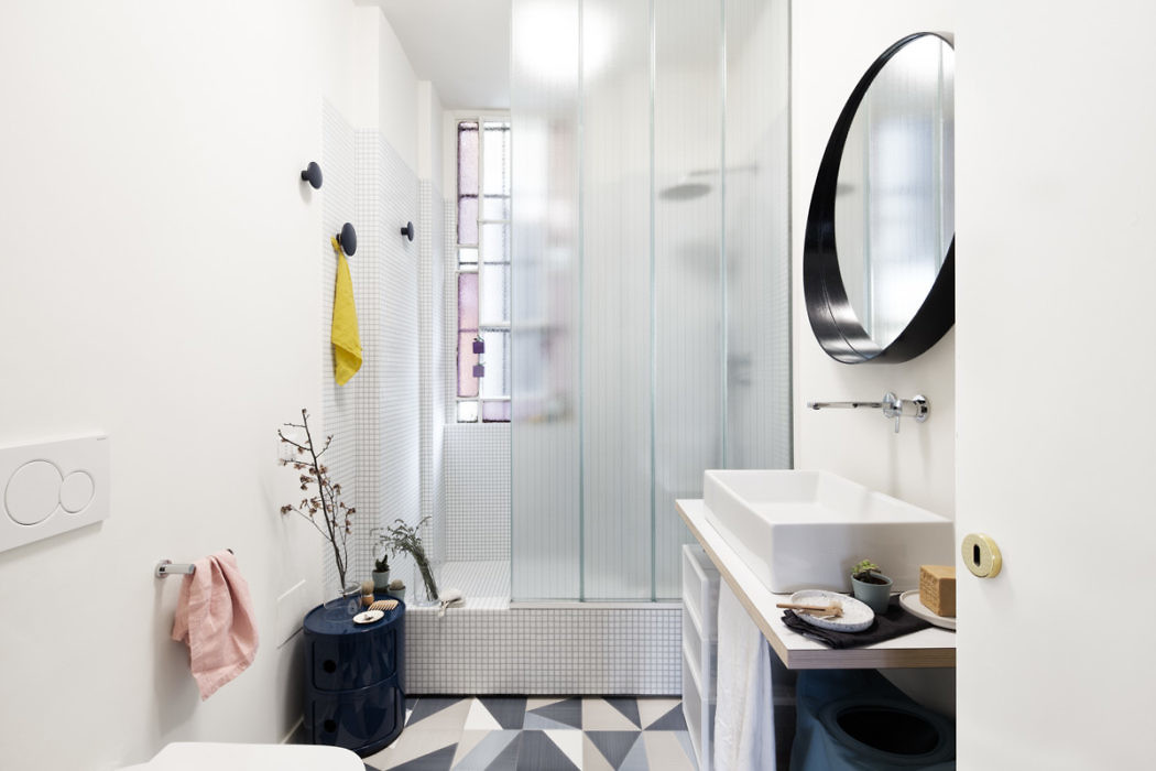 Leuke kleine badkamer met vrolijke moderne details