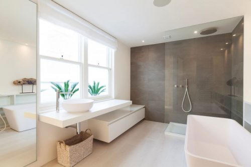 Lichte badkamer met design elementen