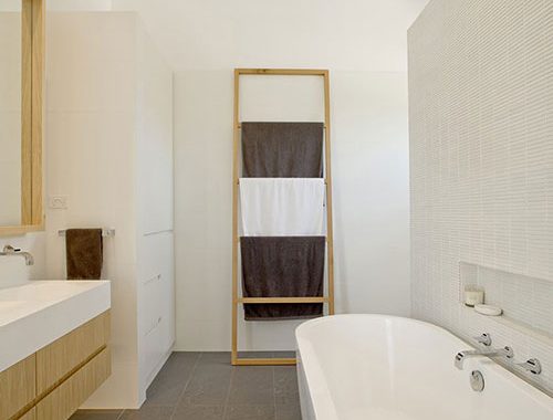 Lichte badkamer met houten elementen